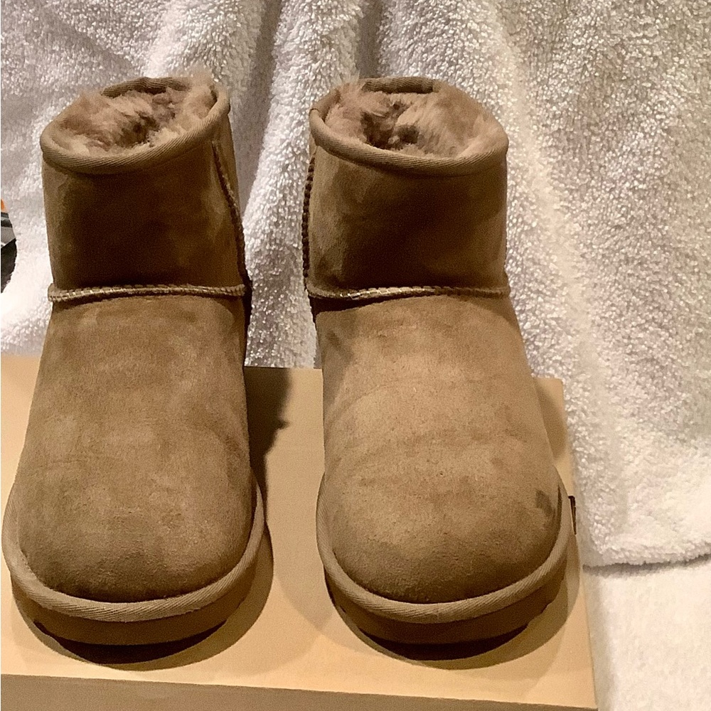 UGG Classic Mini II Boot size 8